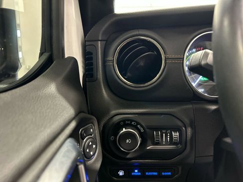 Used 2022 Jeep Wrangler Unlimited Sahara image 17