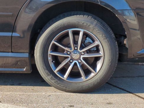 Used 2017 Dodge Grand Caravan SXT image 18