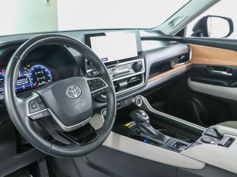 Used 2025 Toyota Grand Highlander AWD Hybrid image 23