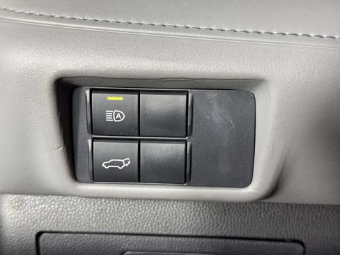 Used 2020 Toyota Highlander XLE AWD/4WD image 19