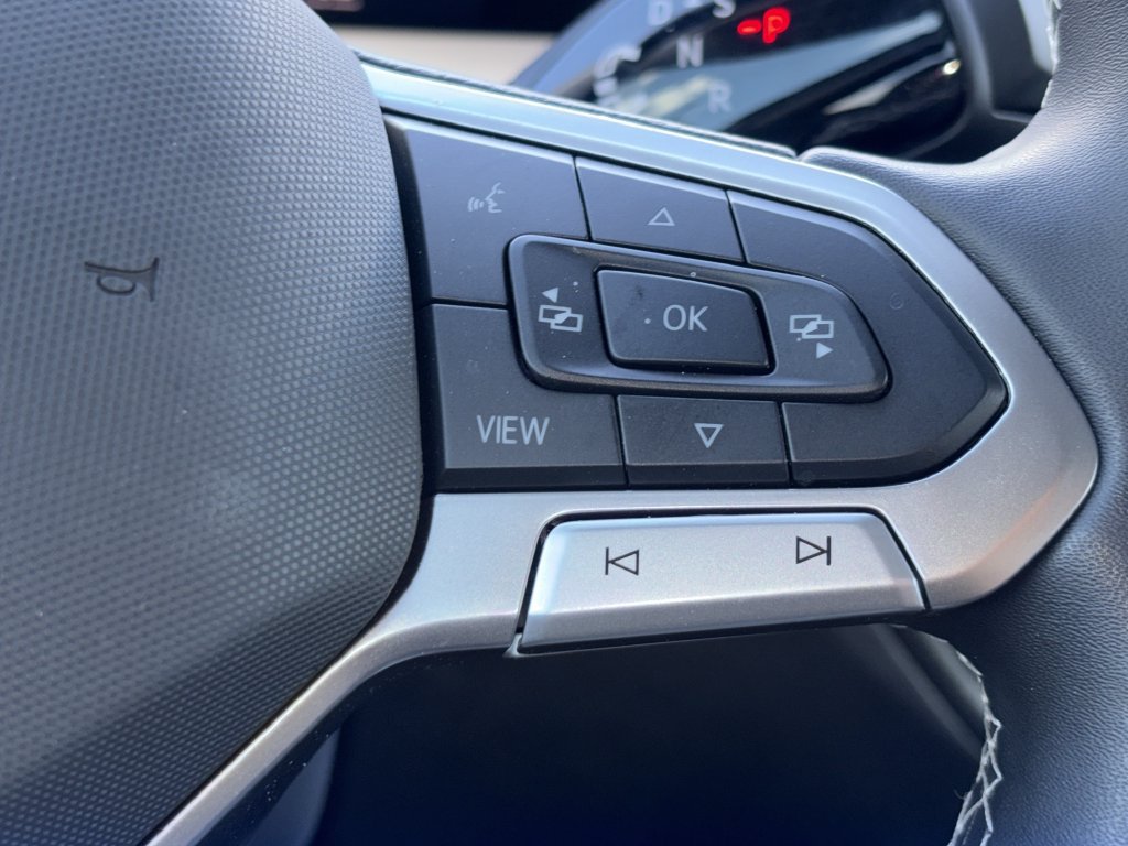 Certified 2025 Volkswagen Tiguan SE FWD image 12