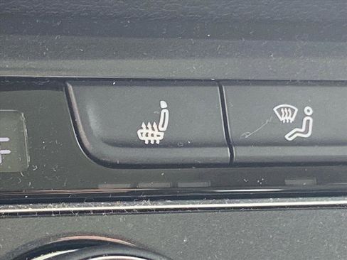 Used 2019 Volkswagen Tiguan SEL FWD image 16