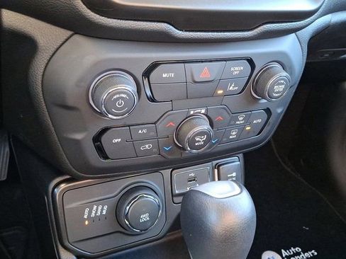 Certified 2022 Jeep Renegade Limited image 19