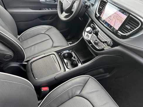 New 2026 Chrysler Pacifica Limited image 17