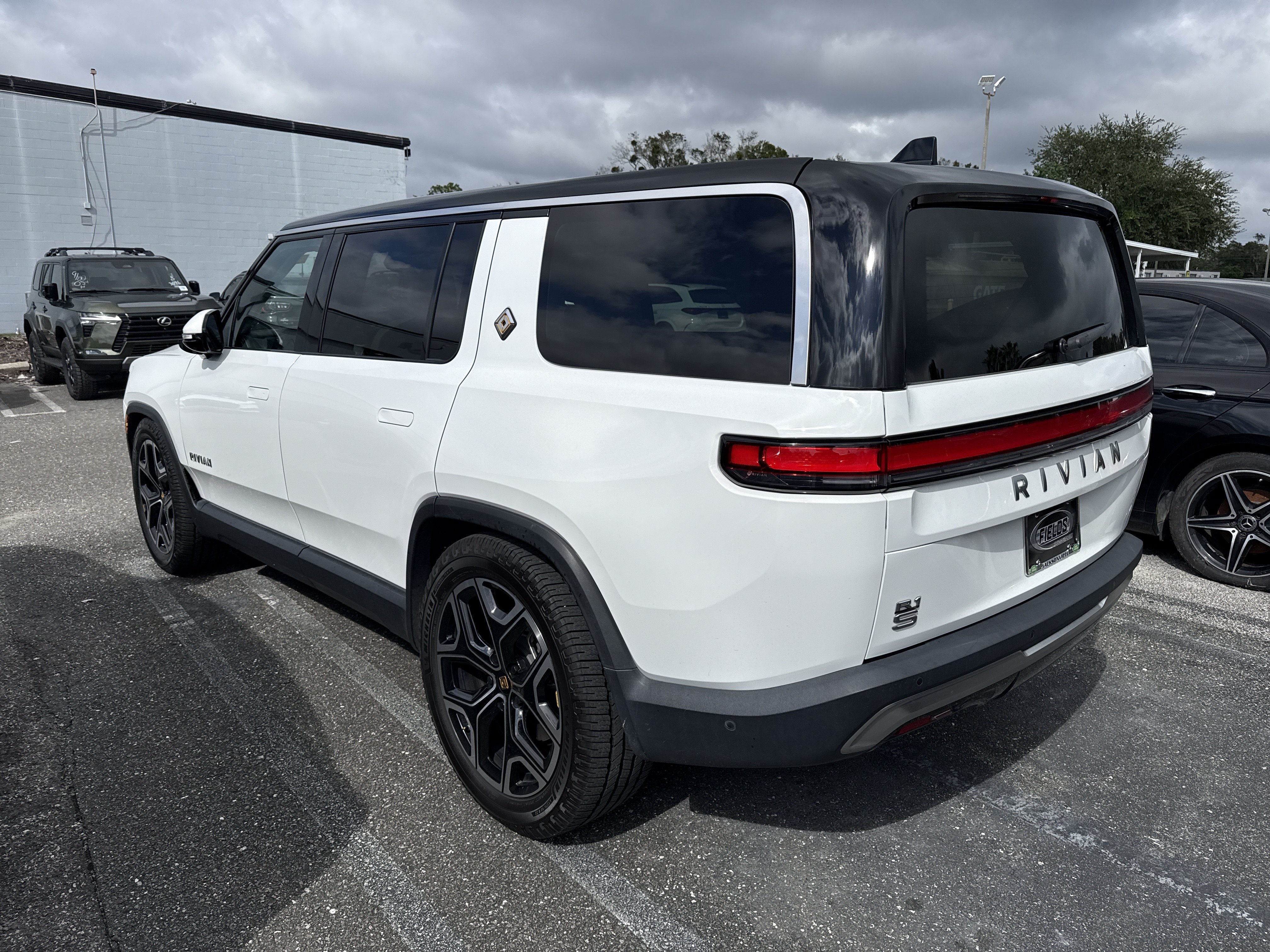 Used 2025 Rivian R1S Adventure Dual AWD/4WD image 4