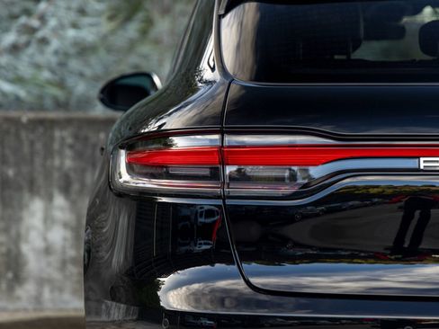 Certified 2025 Porsche Macan image 18