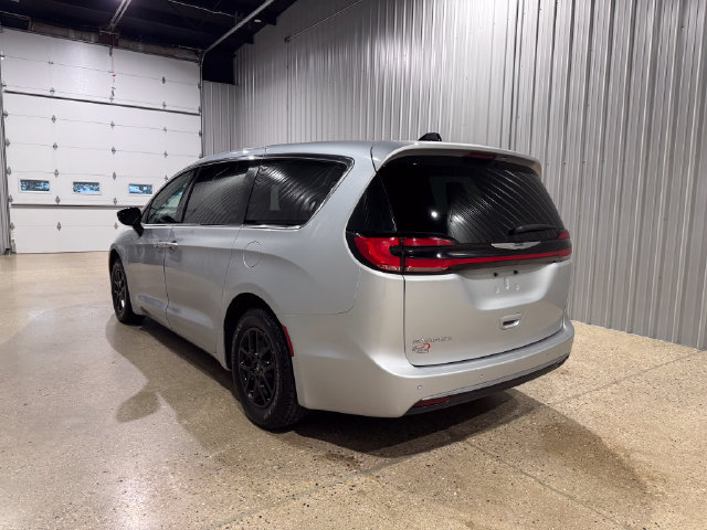 Used 2024 Chrysler Pacifica Touring-L FWD image 6