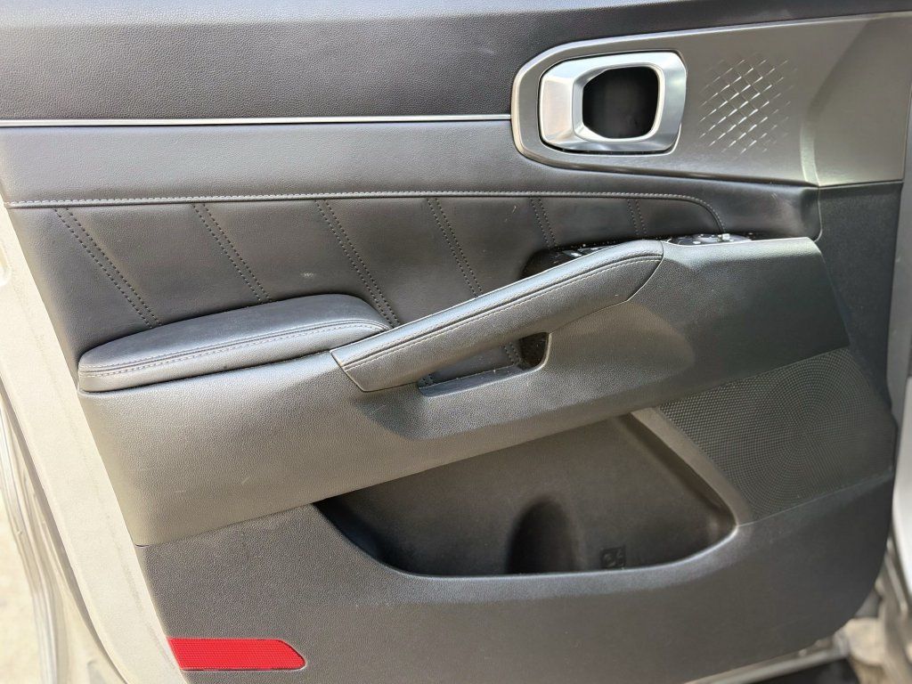 Used 2022 Kia Sorento SX w/ Panoramic Sunroof Package AWD/4WD image 10