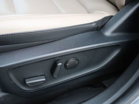 Used 2022 Ford Escape Titanium image 3