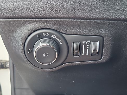Used 2018 Jeep Compass Latitude w/ Cold Weather Group AWD/4WD image 10
