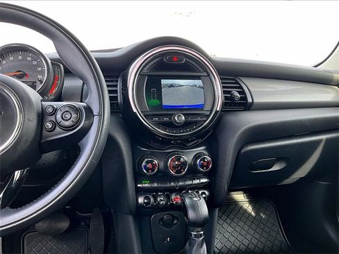 Used 2019 MINI Cooper 4-Door Hardtop w/ Signature Upholstery Package image 17