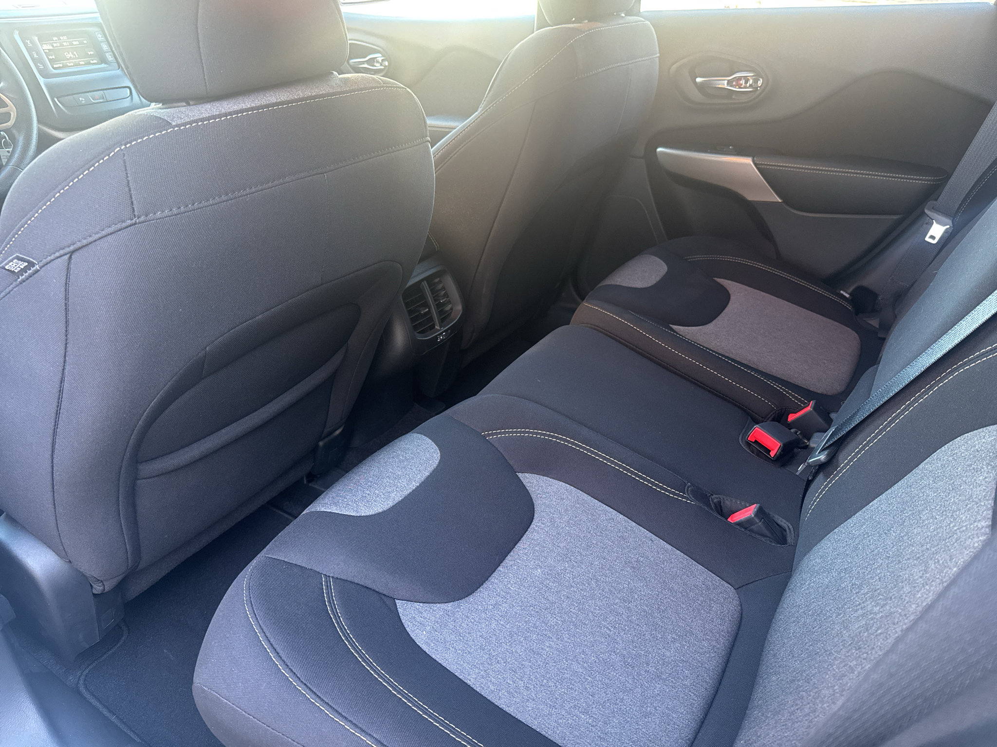 Used 2018 Jeep Cherokee Latitude w/ Safety Group AWD/4WD image 29