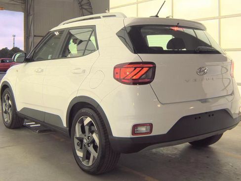 Used 2024 Hyundai Venue SEL image 4