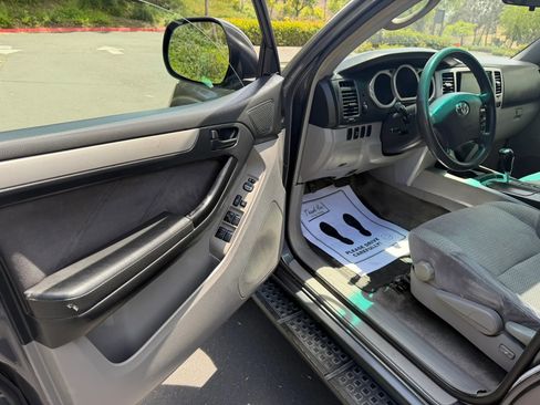 Used 2005 Toyota 4Runner Sport AWD/4WD image 10