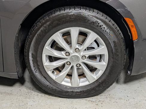 Used 2017 Chrysler Pacifica Touring-L image 6