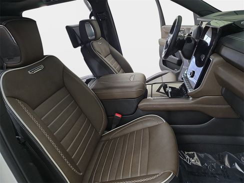 Used 2025 GMC Yukon XL Denali Ultimate image 12