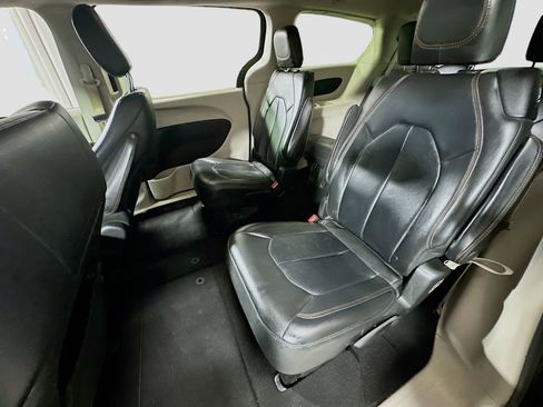 Used 2017 Chrysler Pacifica Touring-L image 24