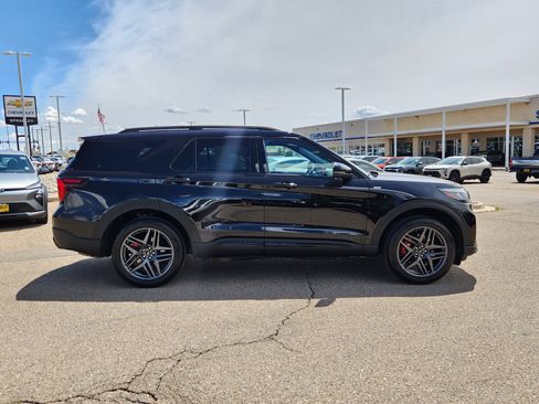 Used 2025 Ford Explorer ST-Line w/ ST-Line Street Pack AWD/4WD image 6