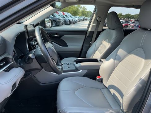 Used 2023 Toyota Highlander XLE FWD image 18