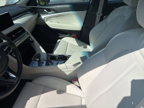 Used 2025 Genesis G70 2.5T RWD image 5