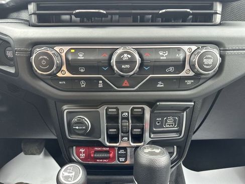 Used 2025 Jeep Wrangler Unlimited Rubicon AWD/4WD image 18
