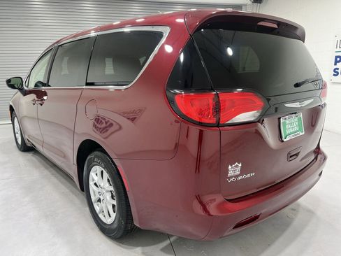 Used 2023 Chrysler Voyager LX image 6