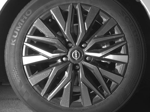 Used 2025 Nissan Altima 2.5 SV FWD image 13