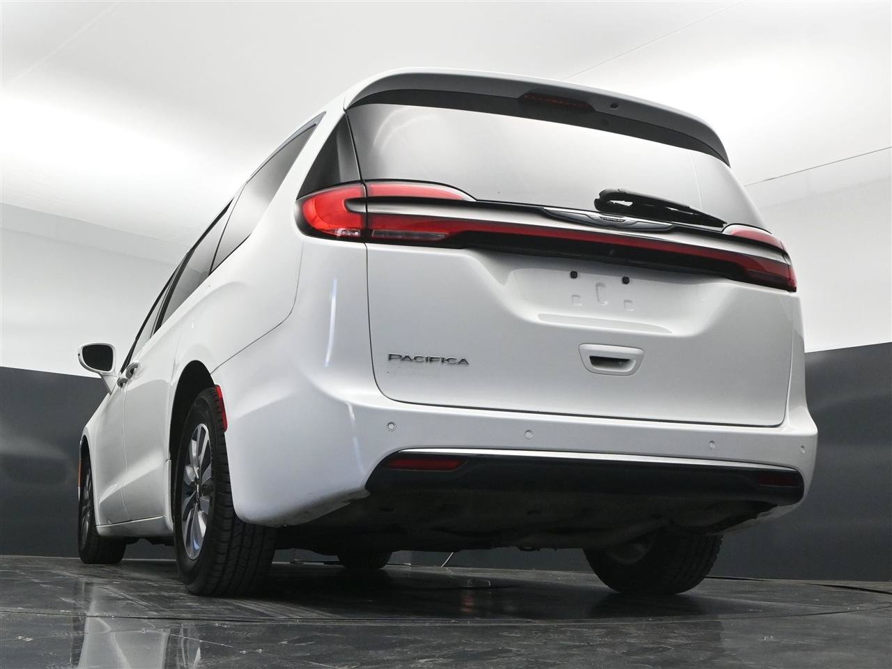 Used 2021 Chrysler Pacifica Touring-L FWD image 23
