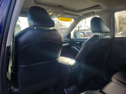 Used 2022 Toyota Highlander XLE image 10