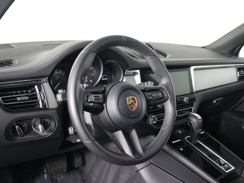 Certified 2026 Porsche Macan AWD/4WD image 4