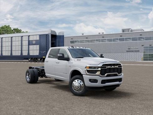 New 2026 RAM 4500 4x4 Crew Cab DRW w/ Laramie Trim Package image 15
