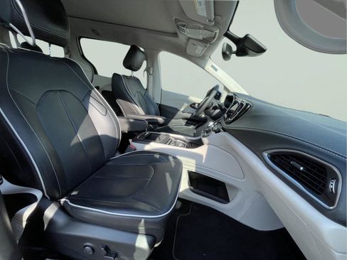 Used 2023 Chrysler Pacifica Limited FWD image 20