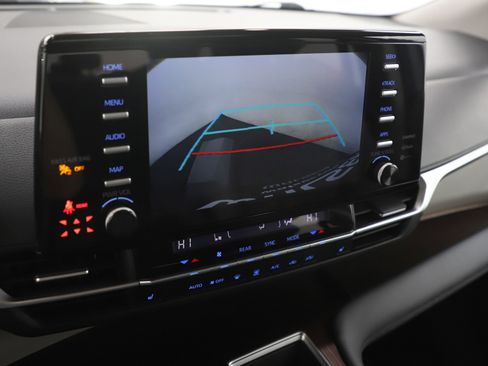 Used 2022 Toyota Sienna XLE FWD image 24
