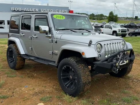 Used 2014 Jeep Wrangler Unlimited Sahara w/ Connectivity Group AWD/4WD image 9