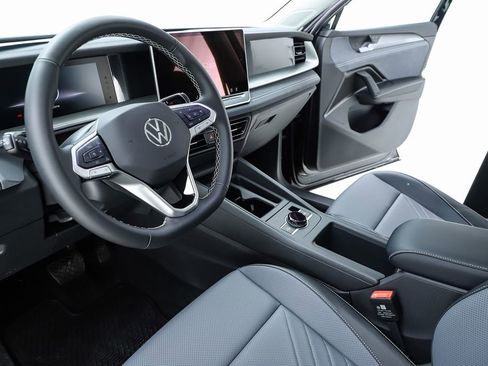 New 2026 Volkswagen Tiguan SE image 19