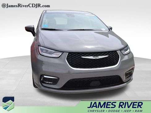 Used 2023 Chrysler Pacifica Touring-L FWD image 7