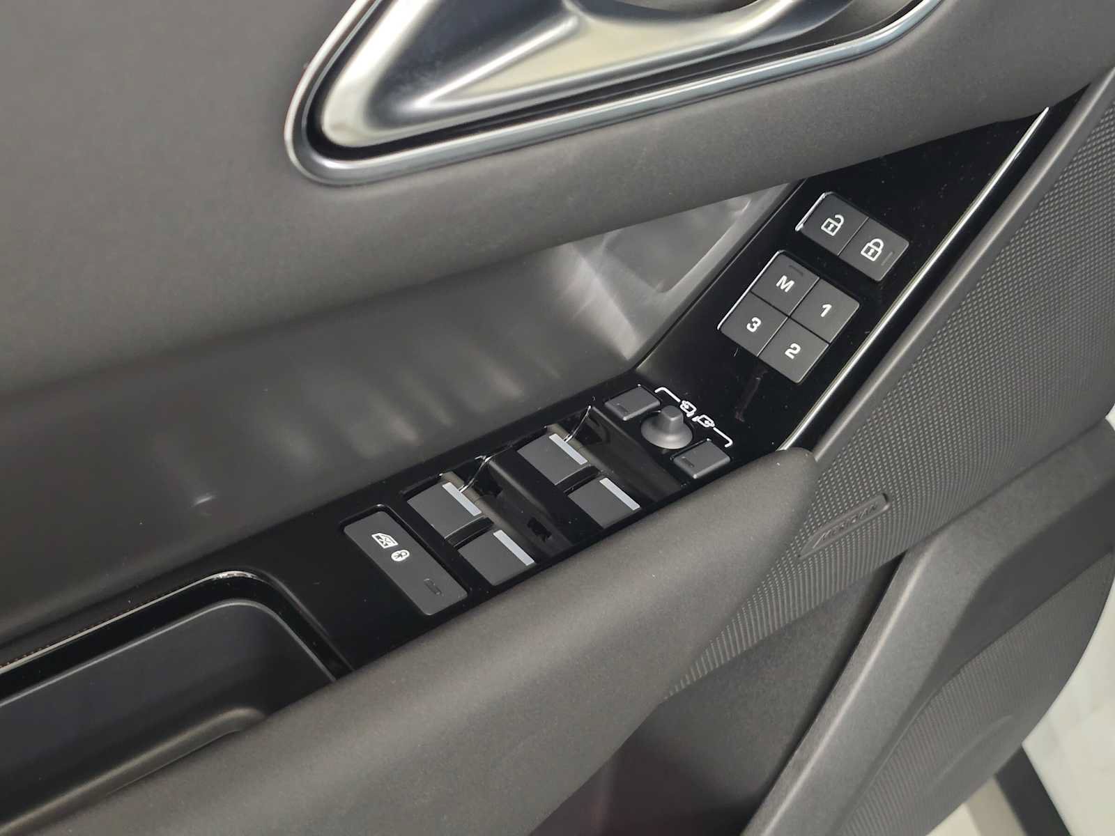 New 2026 Land Rover Range Rover Velar S AWD/4WD image 23