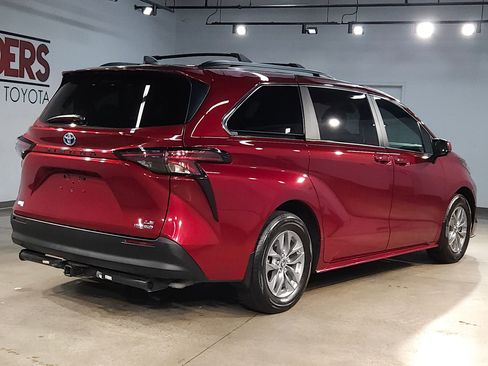 Used 2024 Toyota Sienna LE image 7