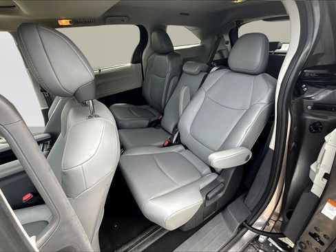 Used 2023 Toyota Sienna XLE image 18