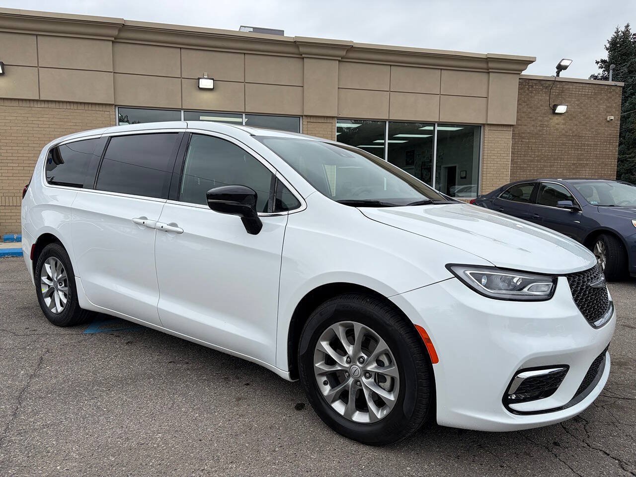 Used 2026 Chrysler Pacifica Limited FWD image 3