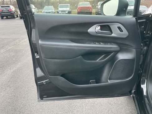 Used 2023 Chrysler Pacifica Touring-L w/ S Appearance Package image 32