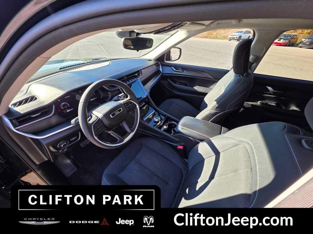 Used 2023 Jeep Grand Cherokee Laredo AWD/4WD image 11