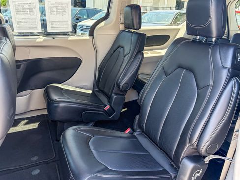 Used 2024 Chrysler Pacifica Touring-L FWD image 17