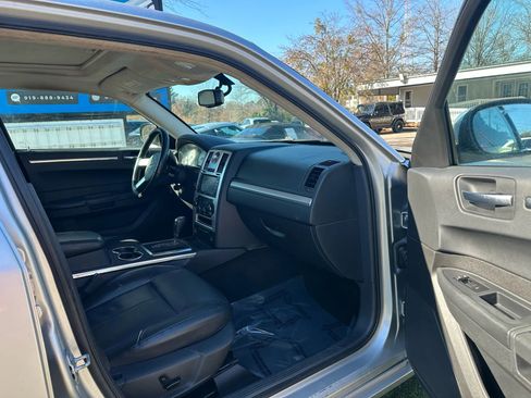 Used 2009 Chrysler 300 Touring image 17