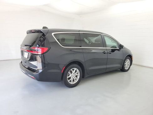 Used 2023 Chrysler Pacifica Touring-L image 5