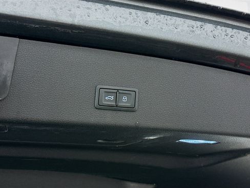 Used 2023 Audi e-tron Premium Plus w/ Premium Plus Package image 32