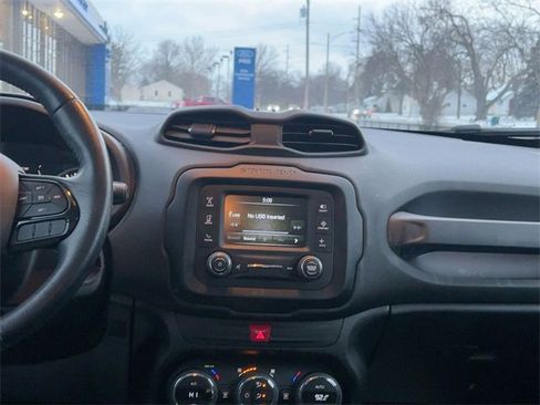 Used 2016 Jeep Renegade Latitude image 27