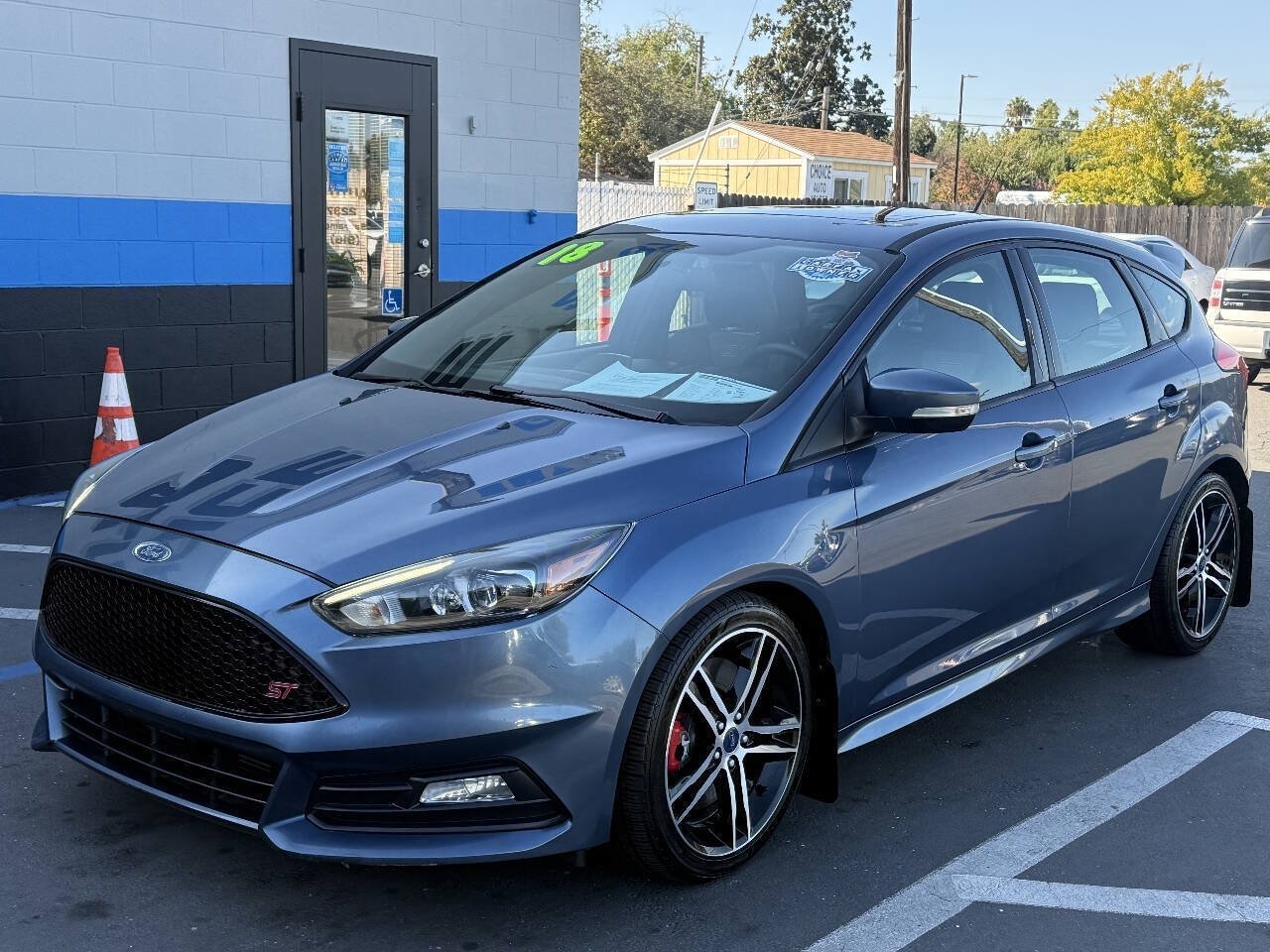 Used 2018 Ford Focus ST w/ Equipment Group 401A FWD image 3