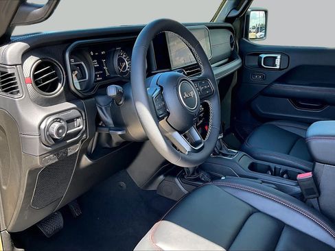 Used 2025 Jeep Wrangler Unlimited Rubicon w/ Convenience Group AWD/4WD image 18