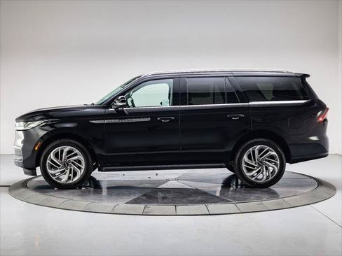 New 2027 Lincoln Navigator Premiere RWD image 2